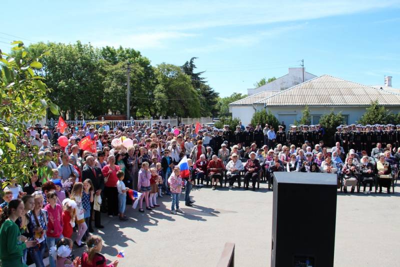 torzhestvennaya_chastj_prohozhdenie_lichnogo_sostava_garnizona_koncert_09_05_2016_28_web_28